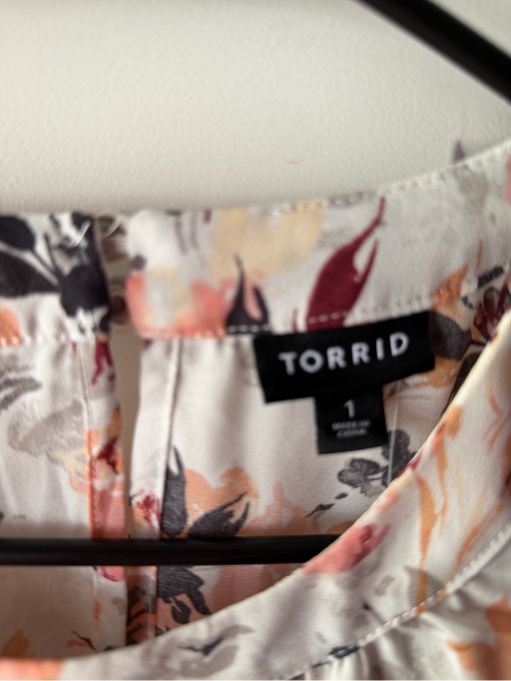 torrid White Floral Flutter Sleeve Keyhole Blouse - Picture 3 of 4